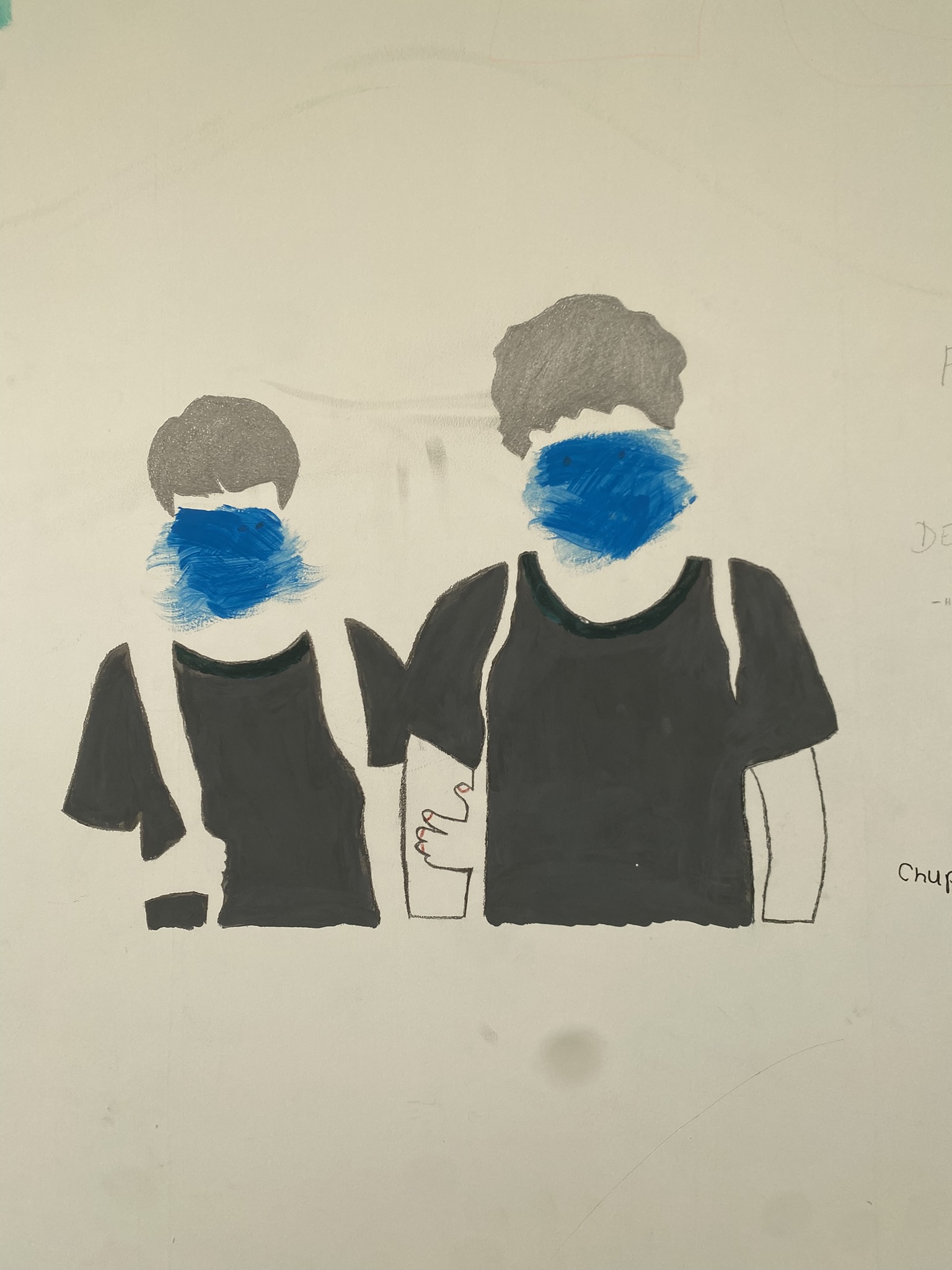 A imagem apresenta uma pintura estilizada de duas figuras humanas lado a lado sobre um fundo branco. As figuras vestem camisetas pretas e possuem cabelos curtos em tom cinza, mas seus rostos estão cobertos por manchas circulares de tinta azul vibrante que ocultam suas feições.