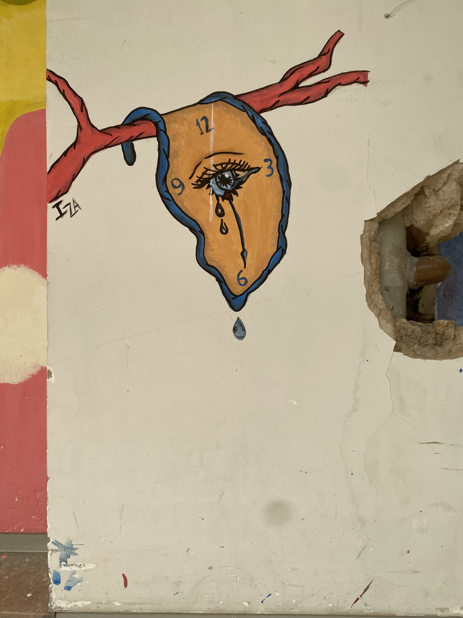 A imagem apresenta um relógio derretido inspirado na obra de Dalí, pendurado em um galho seco avermelhado sobre uma parede branca. O relógio possui um fundo amarelado com um olho humano no centro que chora uma lágrima azul, e a obra é assinada com o nome "IZA".