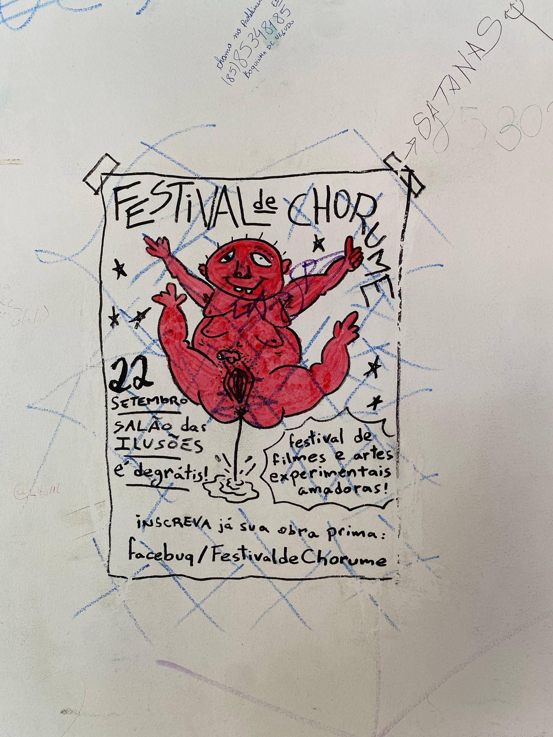 A imagem apresenta um cartaz artístico colado em uma parede branca, rodeado por diversos rabiscos em azul e preto. O cartaz anuncia o "FESTIVAL de CHORUME" e traz a ilustração central de uma figura humanoide vermelha em uma pose provocativa. O texto no cartaz informa a data "22 SETEMBRO" no "SALÃO das ILUSÕES" e destaca que o evento é "degrátis!". Há também um convite para inscrever obras através de um endereço de rede social e a descrição do evento como um "festival de filmes e artes experimentais amadoras