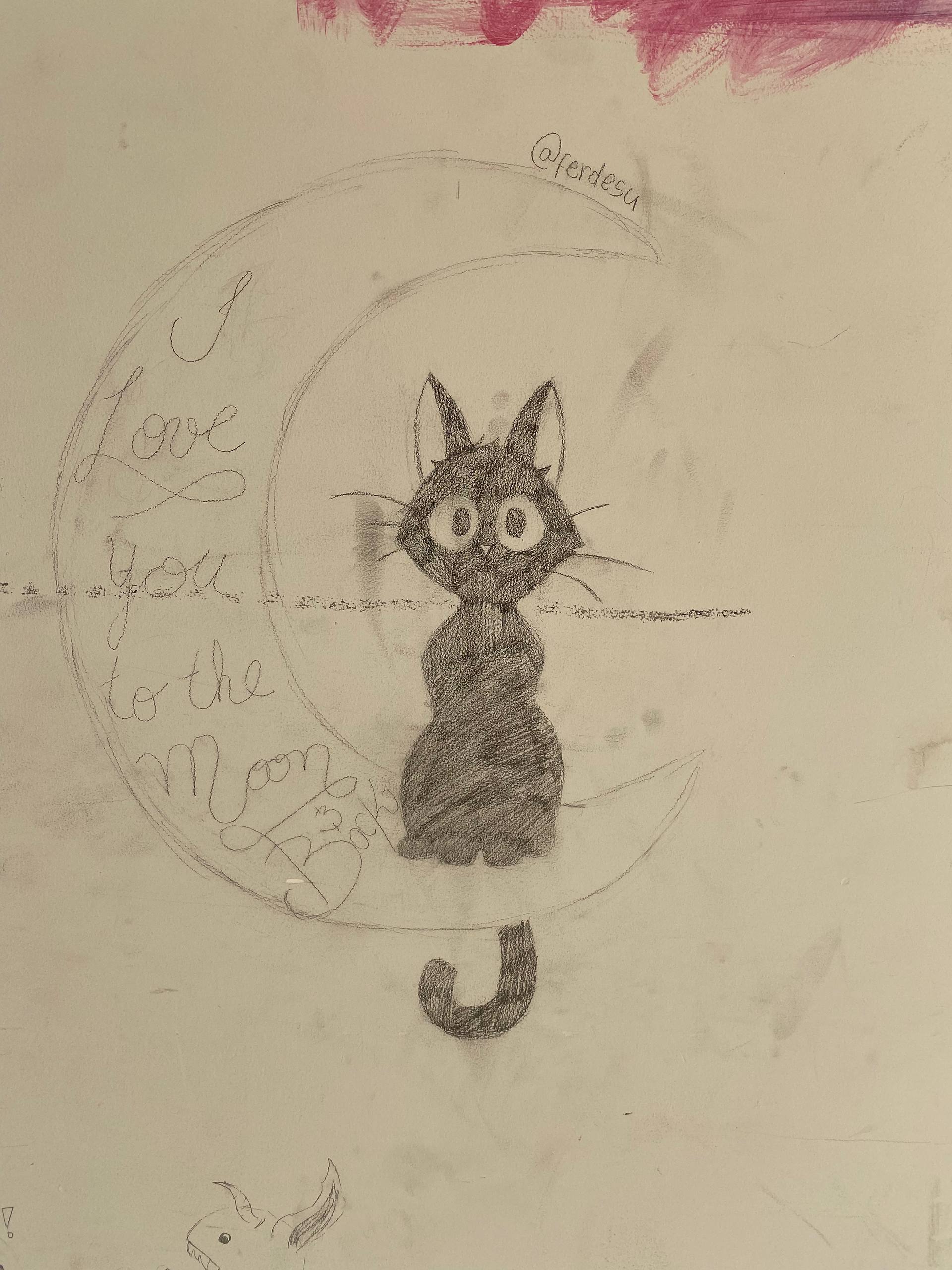 A imagem apresenta um desenho a lápis de um gato preto sentado de frente, com olhos grandes e circulares. O animal está posicionado dentro da curva de uma lua crescente. Escrito à mão dentro da forma da lua, lê-se em inglês: "I love you to the moon and back" (Eu te amo até a lua e de volta). No topo, há a assinatura "@ferdesu".