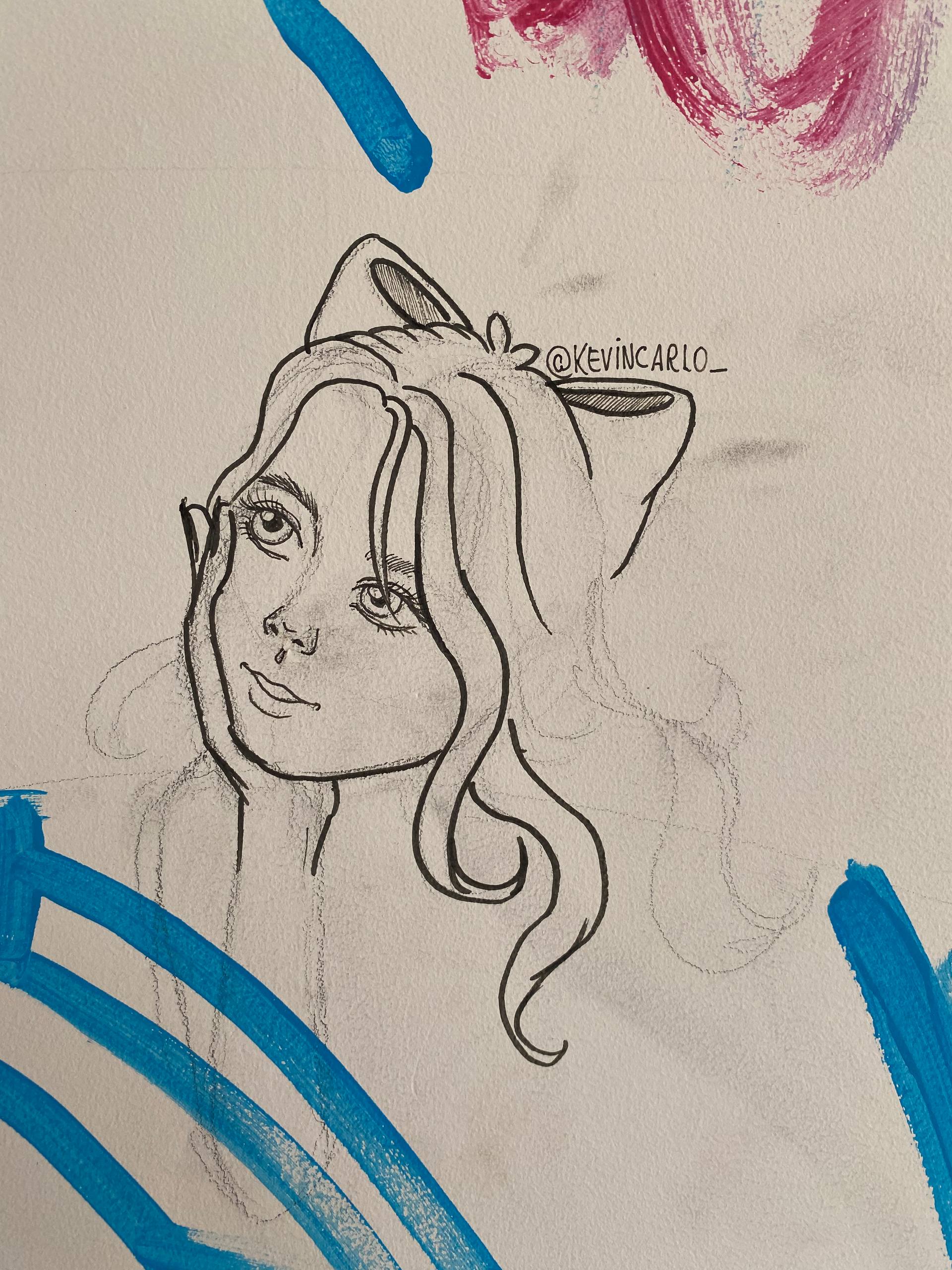A imagem apresenta o esboço delicado de um rosto feminino desenhado com traços finos de grafite sobre uma parede. A personagem tem cabelos longos e ondulados e usa uma tiara com orelhas de gato. Ela está em uma pose pensativa, com a mão esquerda apoiando o queixo e os olhos voltados para cima e para a esquerda. Acima da orelha direita da tiara, encontra-se a assinatura "@KEVINCÂRLO_".