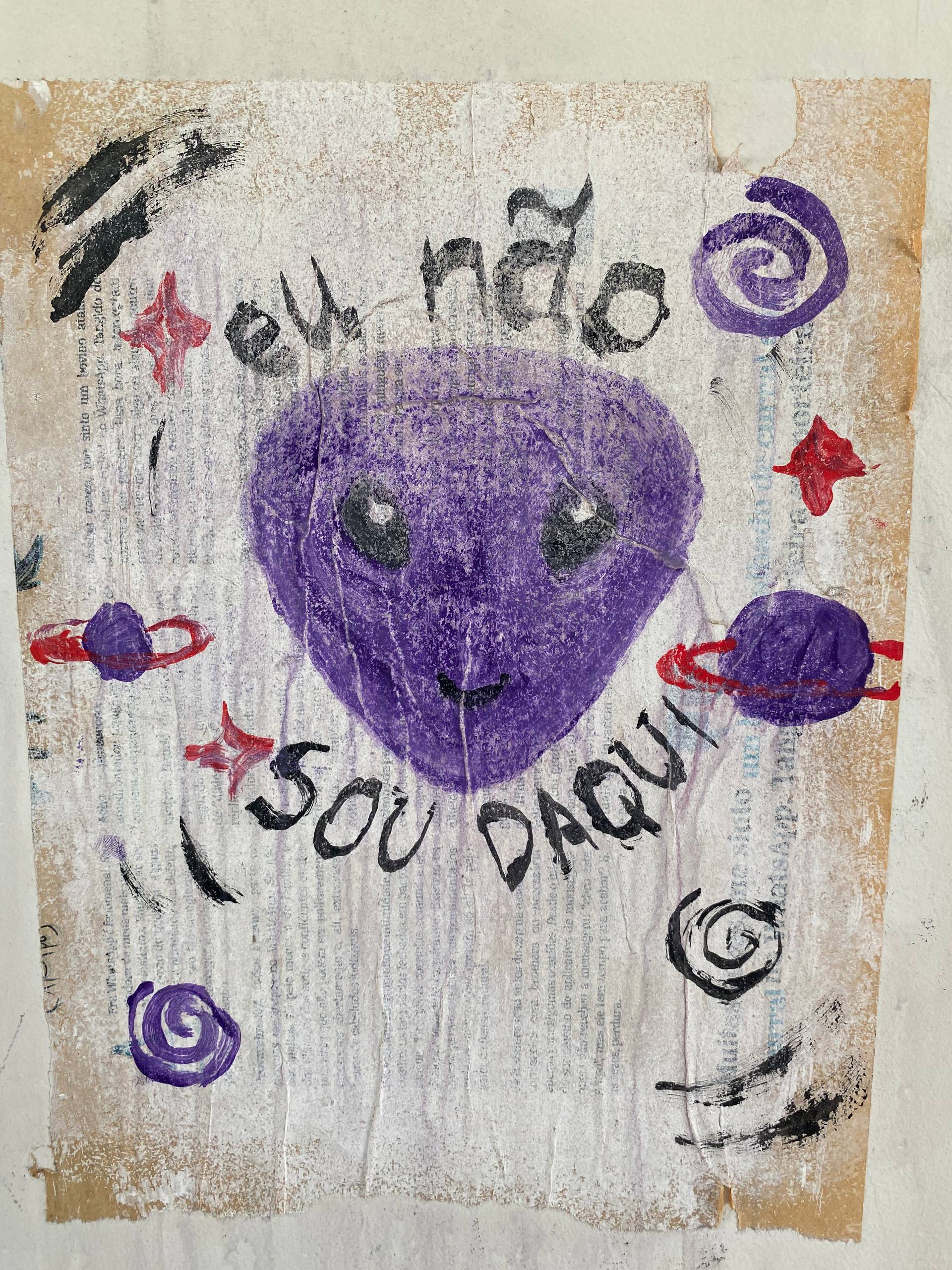 A imagem apresenta uma colagem artística sobre um pedaço de jornal ou papel envelhecido fixado à parede. No centro, há a pintura de um rosto de alienígena roxo com grandes olhos pretos e um sorriso leve. Ao redor do rosto, estão desenhados planetas roxos com anéis vermelhos, estrelas de quatro pontas em vermelho e espirais pretas. As frases "eu não" (no topo) e "SOU DAQUI" (na base) estão pintadas em letras pretas irregulares sobre a composição.
