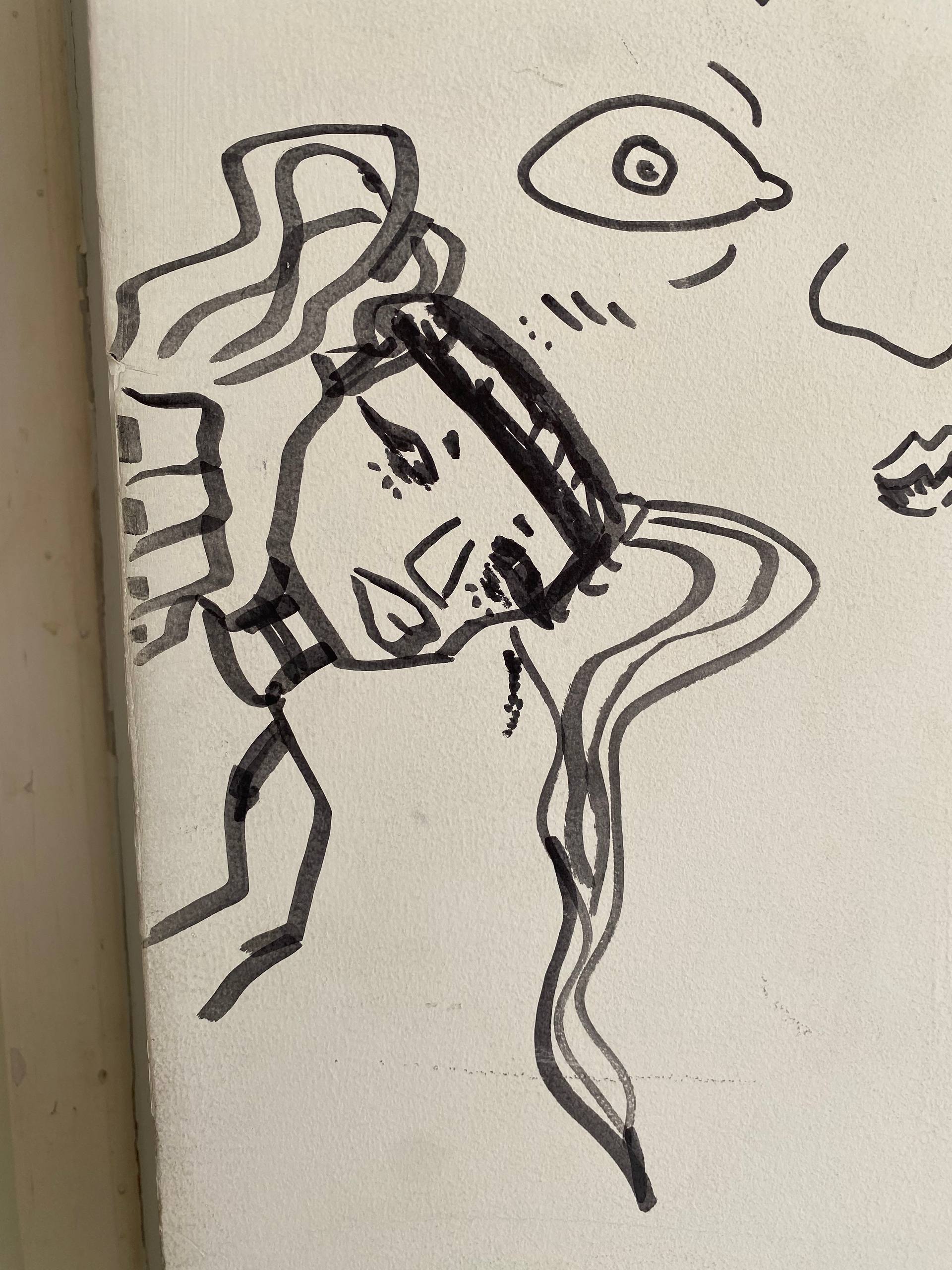 A imagem apresenta um esboço em traços pretos feitos com marcador sobre uma parede branca. O desenho foca em uma cabeça humana estilizada e angular, voltada para baixo e ligeiramente para a esquerda. A figura possui olhos marcados, um adereço ou chapéu reto no topo da cabeça e uma longa mecha de cabelo ondulada que desce pelo lado direito. Parte de outro rosto com um olho grande e nariz é visível no canto superior direito.