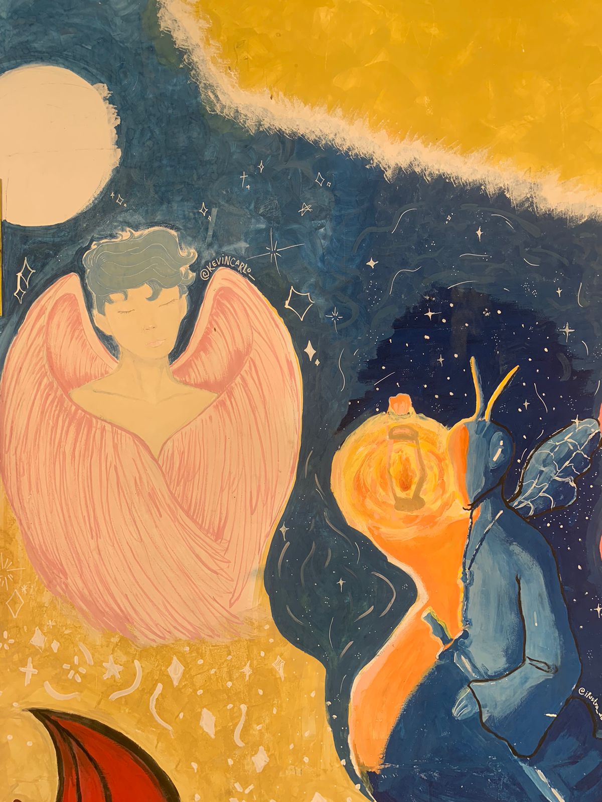 Mural artístico com uma cena noturna e fantástica em tons de azul, amarelo e rosa. No canto superior esquerdo, um grande círculo branco representa a lua cheia. Abaixo, uma figura humanóide com asas grandes em tons de rosa suave e cabelo azul-claro está flutuando, com a cabeça inclinada e os olhos fechados. Ao lado direito, outra figura, que parece ser um inseto ou criatura mágica, está dividida verticalmente: a metade esquerda é amarela/laranja e a direita é azul-escura com asas de inseto azuis. O fundo é uma mistura de céu noturno azul-escuro com estrelas brancas e uma faixa amarela no canto superior direito, e uma área amarela brilhante na parte inferior.