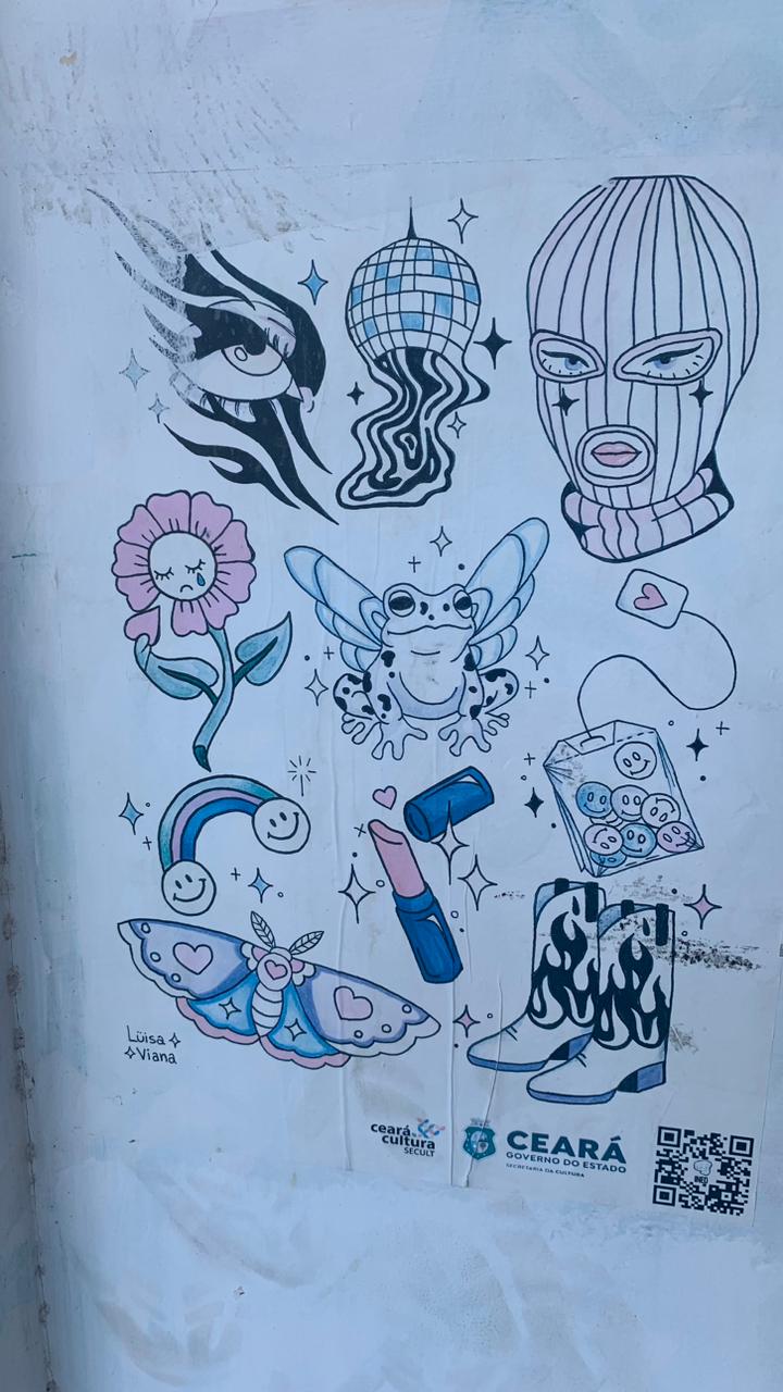 Mural com fundo branco que apresenta um conjunto de ilustrações estilizadas em preto e branco com toques de cor. Os desenhos, dispostos em grade, incluem: na parte superior, um olho estilizado com pestanas longas e uma cauda de fogo, uma disco ball derretendo e uma balaclava (touca) com lábios rosados. Na parte central e inferior, há uma flor rosa com pétalas fechadas e caule azul; um sapo alado azul-claro com brilhos; um saquinho de chá com rosto feliz; um arco-íris azul e rosa com um rosto sorridente; um batom azul e rosa; uma borboleta azul e rosa (mariposa) com corações nas asas; e um par de botas cowboy com um desenho de chamas escuras.